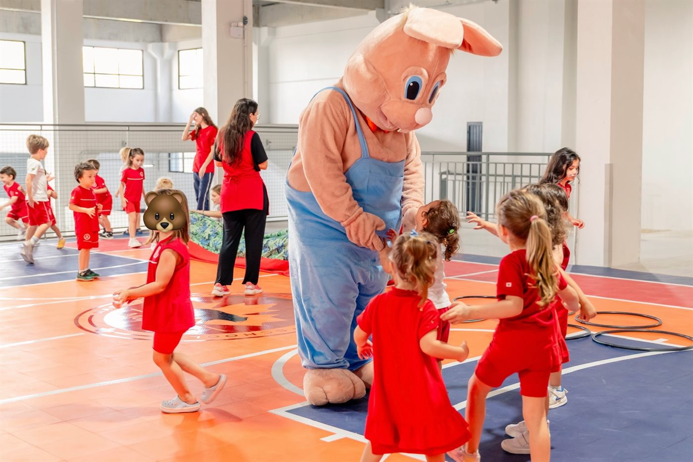 Crianças do Toddler Maple Bear em atividade lúdica